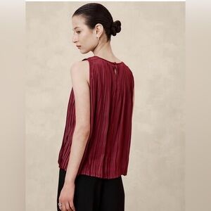 Banana Republic: Sleeveless Pleated Blouse Size Small (NWT)